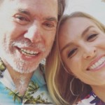 Ainda barbudo, Silvio Santos faz selfie com Angélica em Orlando