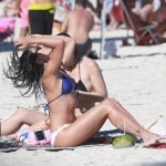 Carol Castro exibe corpão em dia de praia no Rio de Janeiro
