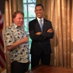 Silvio Santos visita museu de cera e tira foto com estátua de Barack Obama