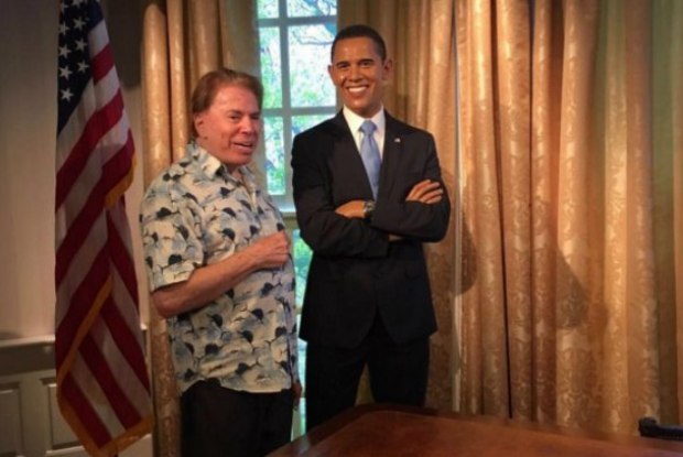 Silvio Santos posa com estátua de cera de Barack Obama