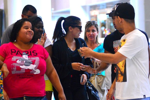 Anitta faz sucesso com fãs em aeroporto no Rio