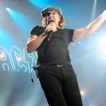 Com risco de perder audição, Brian Johnson suspende turnê do AC/DC