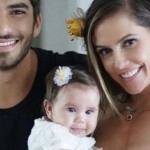 Deborah Secco e o marido comemoram 4 meses da filha