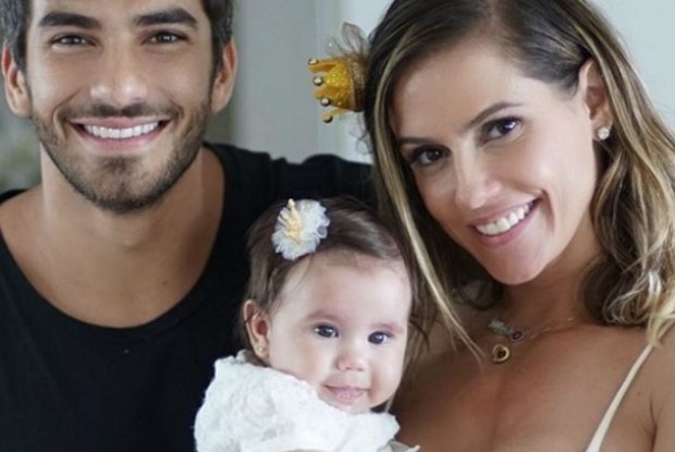 Deborah Secco e Hugo Moura com a filha Maria Flor