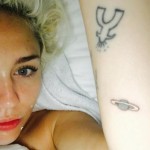 Miley Cyrus se confunde, tatua Saturno e pensa que fez o desenho de Júpiter