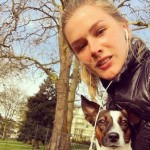 Fiorella Mattheis posa com cachorrinho e mostra rotina em Londres na web