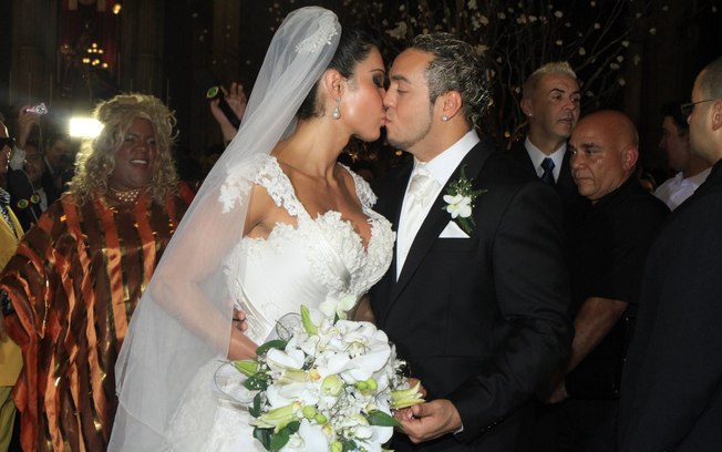 Gracyanne Barbosa e Belo se beijam após casamento em 2012