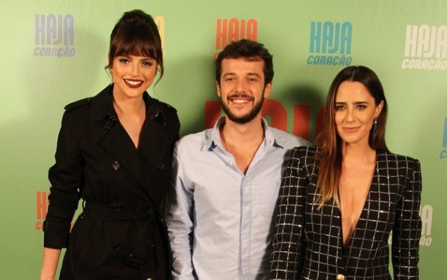 Elenco de "Haja Coração" se reúne em festa de lançamento no Rio