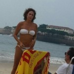 Andréa Beltrão curte praia com o marido e exibe corpão aos 52 anos