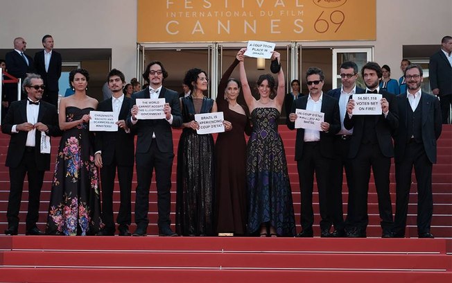 Artistas protestam contra o governo Temer em Cannes