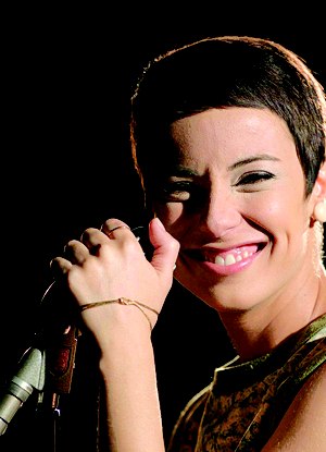 Andréia Horta caracterizada de Elis Regina 