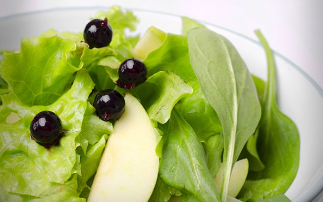 Salada de rúculoa com atemoia