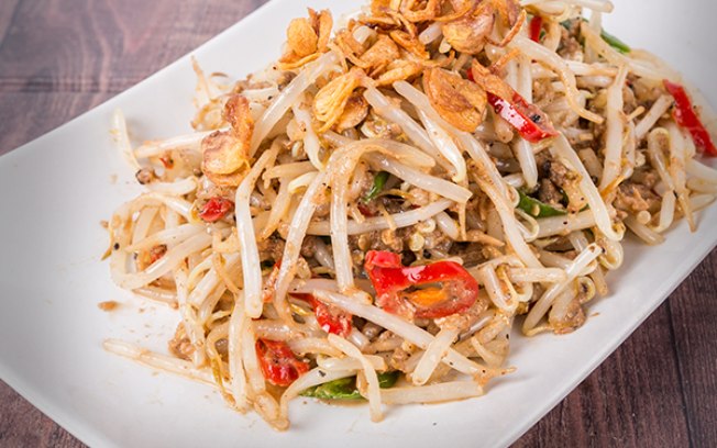 Salada de mandioquinha%2C broto de feijão e salmão. Clique na foto e veja a receita