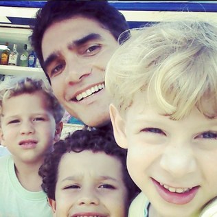 Rafael com seu filho Matheus e os sobrinhos Enzo e Felipe.Enzo faleceu por conta de um câncer