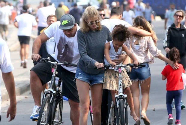 Ronaldo e Celina Locks andam de bicicleta na orla do Rio