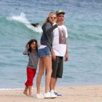 Ronaldo passeia com a namorada e as filhas na praia