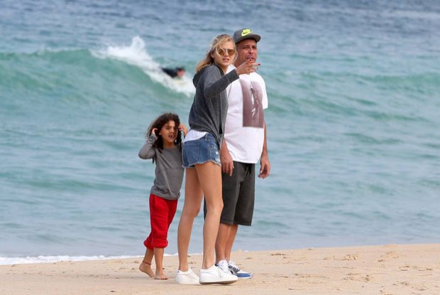 Ronaldo passeia na praia com namorada e filhas
