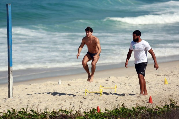 Daniel de Oliveira faz treino funcional na praia