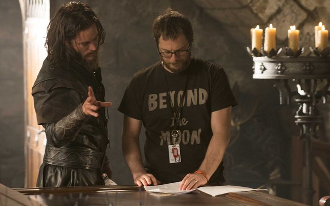 O diretor Duncan Jones orienta o ator Travis Fimmel no set