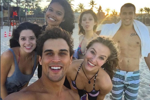 Elenco novo de ‘Malhação’ se diverte nos brinquedos do Beach Park