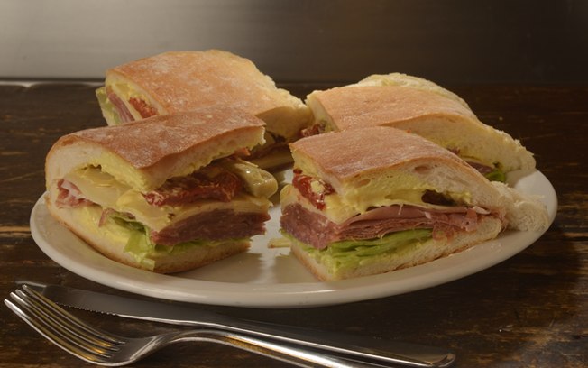 Já pensou em fazer um sanduíche com o ferro de passar?