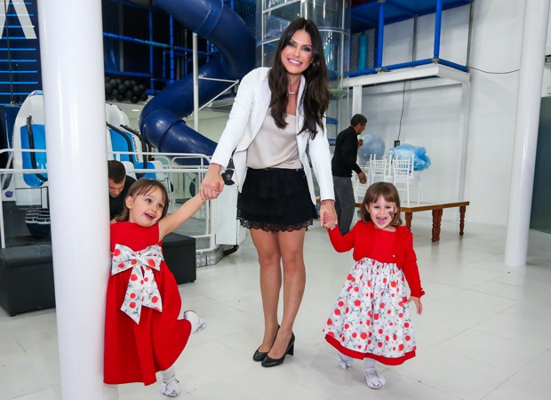 Natália Guimarães com as gêmeas Kiara e Maya (Foto: Manuela Scarpa/Brazil News)