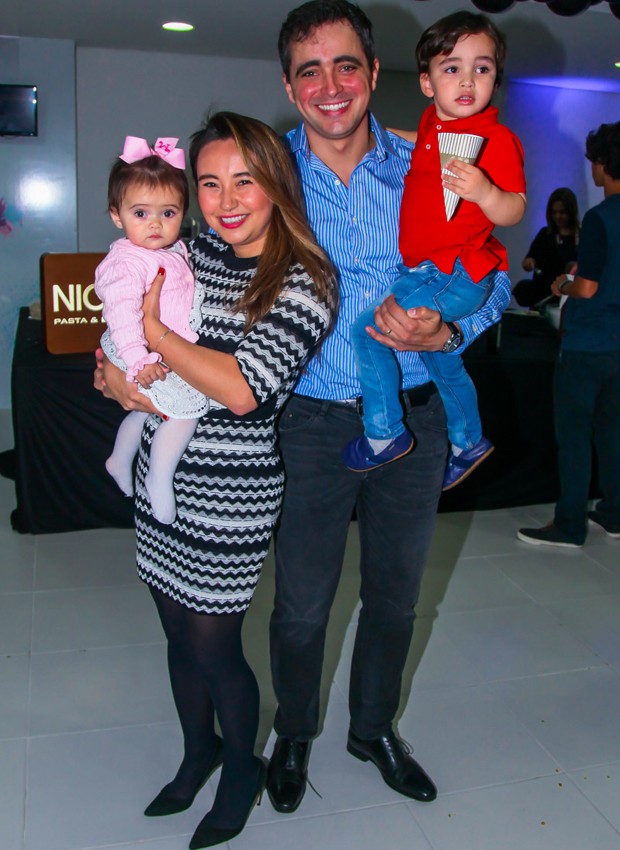 Karina Sato e o marido, Felipe Abreu, com os filhos, Felipinho e Manuela (Foto: Manuela Scarpa/Brazil News)