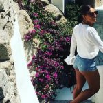 Juliana Paes exibe corpão de short curtinho na Grécia