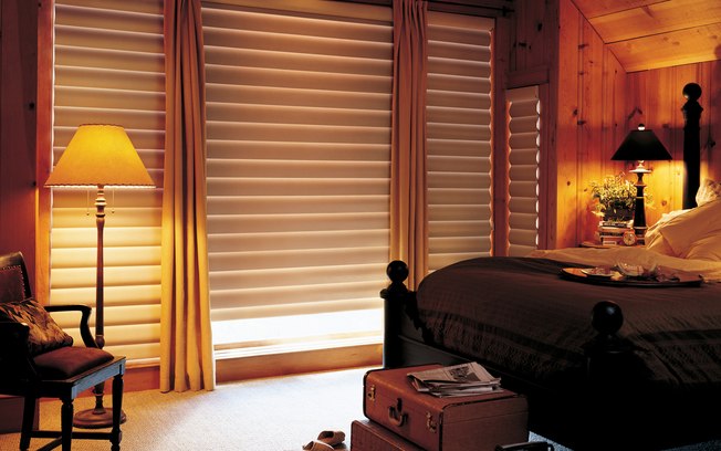 A mistura de cortinas e persianas é bem-vinda pelos especialistas. A persiana permite o controle de luz e a cortina traz aconchego ao ambiente