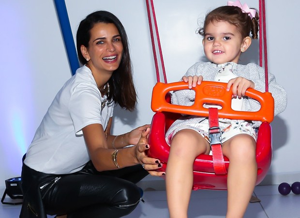 Fernanda Motta e a filha, Chloe, de 2 anos (Foto: Manuela Scarpa/Brazil News)