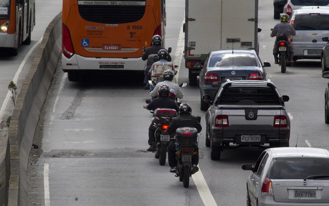 Quem dirige moto sem capacete está sujeito a infração gravíssima, com multa de R$ 191,54 e suspensão da carteira