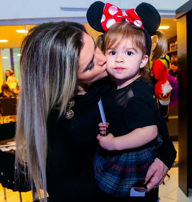 Mirella Santos e a filha, Valentina, de 1 ano (Foto: Manuela Scarpa/Brazil News)