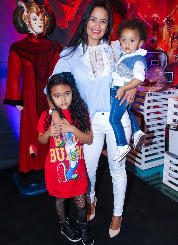 Luciele Camargo com os filhos, Davi e Maria Eduarda (Foto: Manuela Scarpa/Brazil News)