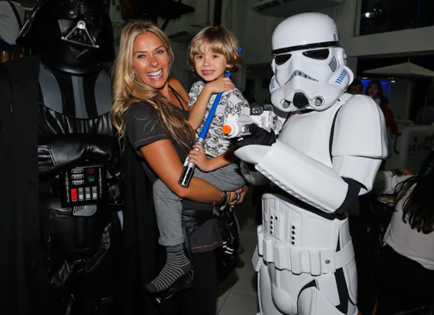 Adriane Galisteu e o filho, Vittorio (Foto: Manuela Scarpa/Brazil News)