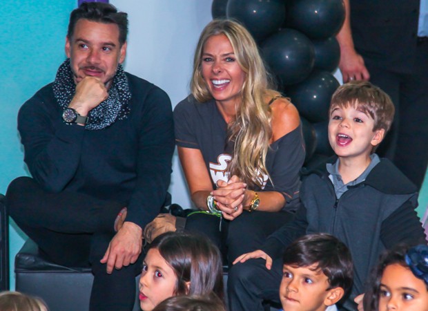 Alexandre Iódice e Adriane Galisteu assistem a show ao lado de Lorenzo, filho de Luciana Gimenez e MArcelo de Carvalho (Foto: Manuela Scarpa/Brazil News)