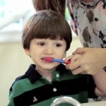 Como cuidar dos dentes de leite da criança