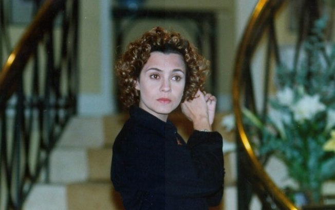 Adriana Esteves vivendo personagem de Sandrinha na novela