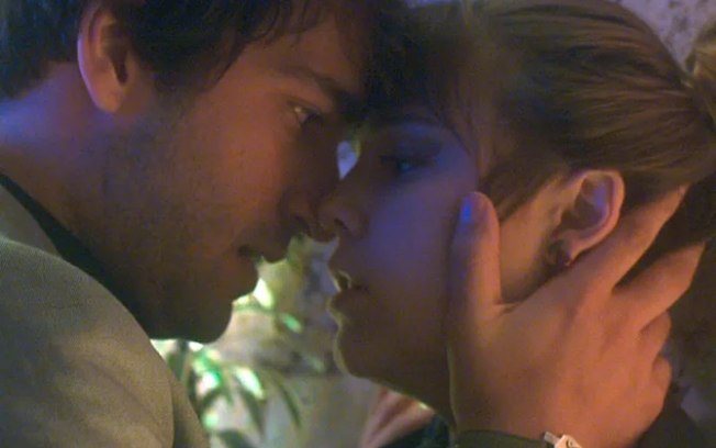 Tiago encontra Isabela trabalhando em sua festa de noivado com Letícia e faz promessa para a jovem