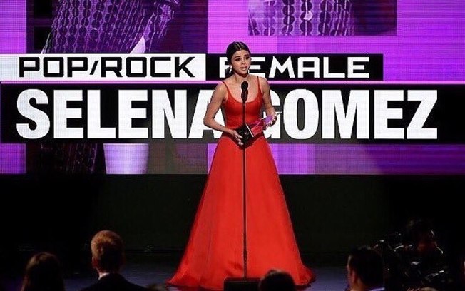 Selena Gomez leva prêmio no AMA e faz discurso emocionante