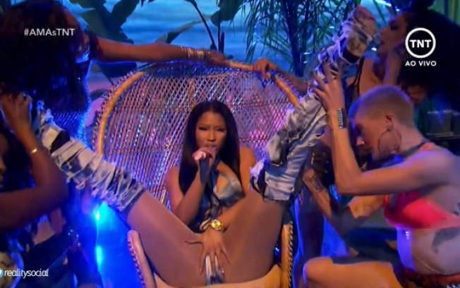 Nicki Minaj vira meme com apresentação ousada no AMA 2016