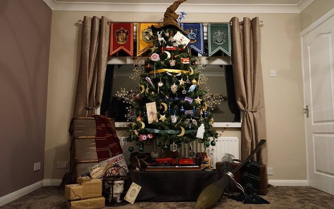 Para ter um Natal como Harry Potter e seus amigos, britânica decidiu fazer uma árvore baseada na série