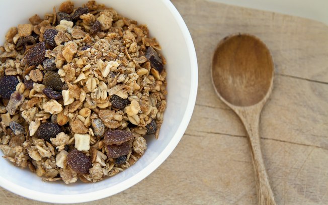 Granola pode fazer parte da dieta e ajudar a emagrecer. Veja como escolher e consumir