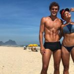 Aline Riscado e Felipe Riscado exibem boa forma em dia de praia