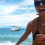 Juliana Paes publica foto curtindo praia de biquíni e faz sucesso na web