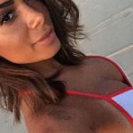 Anitta publica foto de biquíni na praia e bronzeado chama a atenção
