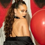 Rihanna vira meme depois de ser pega no flagra com bebida no Grammy