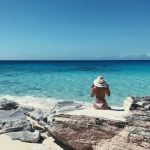 Bruna Marquezine faz topless em praia do litoral do Caribe