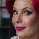“Queria me distanciar de mim mesma”, diz Carolina Ferraz sobre viver travesti