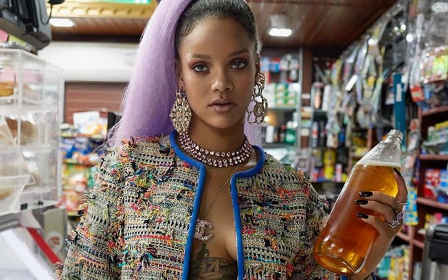 Rihanna começou com o pé direito no mundo da moda e nessa terça-feira (7) lançou sua segunda coleção assinada 