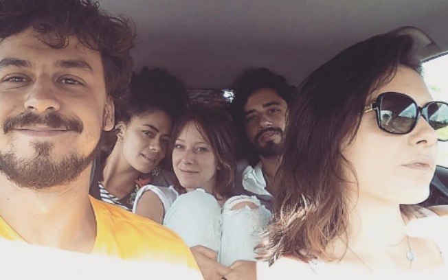 Monica Iozzi e Felipe Flores em janeiro%2C ao lado de amigos